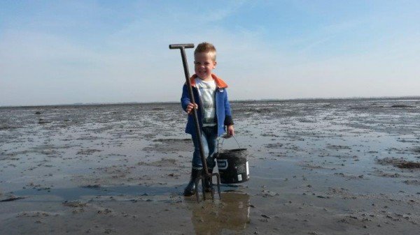 Joost, met de kids, aan de Westerschelde