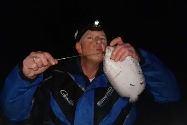 Eldert en Dennis, vissen aan de Waterweg