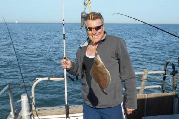 Visclub 't Dobbertje met de Marie Louise op anker