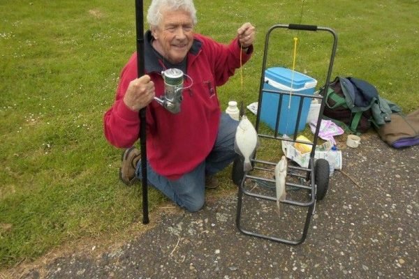 Jack en Henry, op zoek naar Tong, in de Botlek