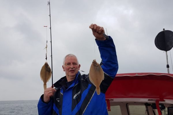 Eldert, met Martijn, vissen op de Oosterschelde