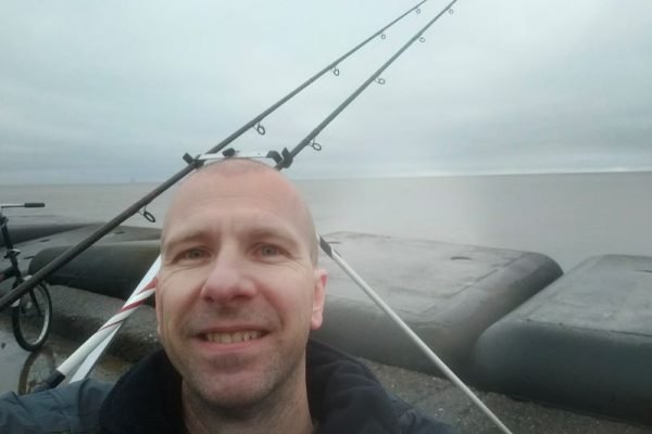 Stefan, vissen aan de Zuid pier, in Ijmuiden