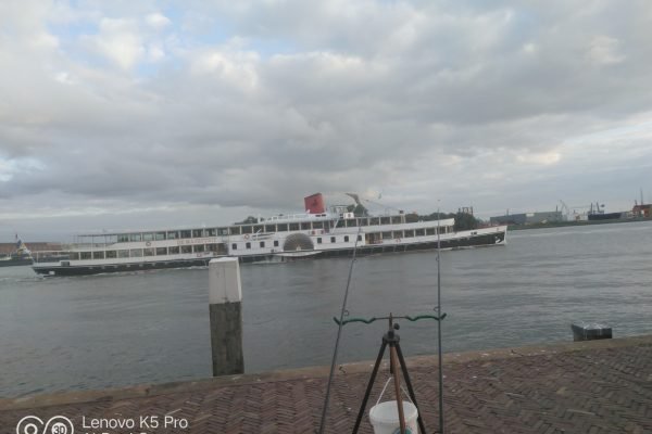Rozenburg, Waterweg en Nieuwe Maas